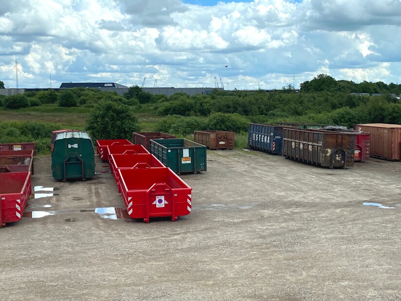 Containere klar til afhentning og sortering af bygge- og haveaffald i Midtjylland