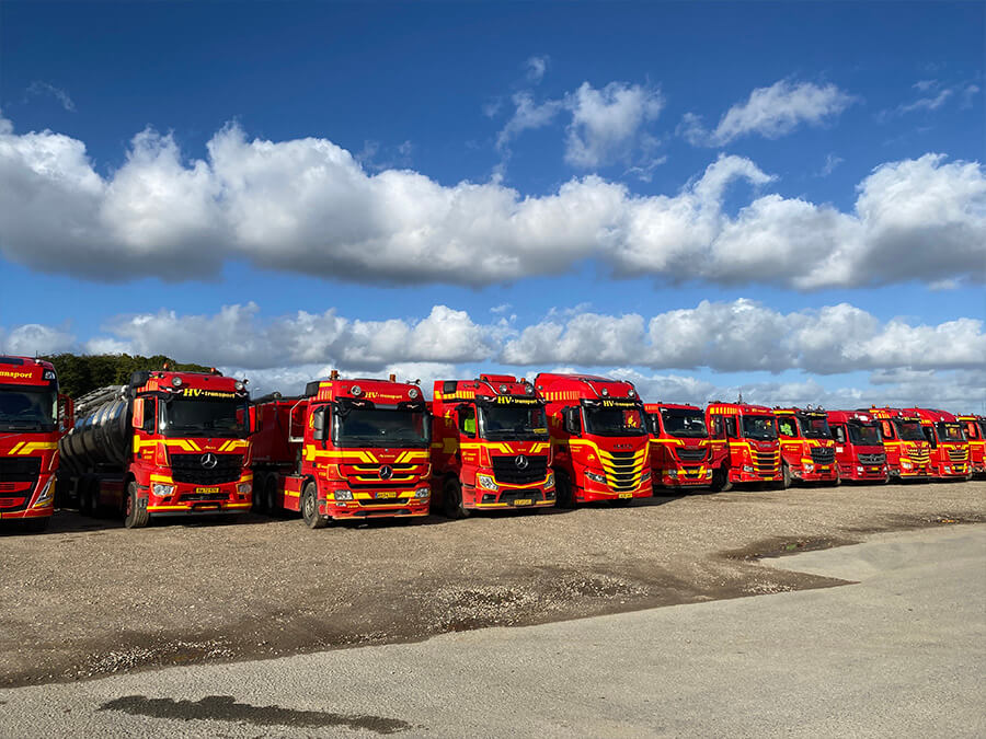 Euro-6 lastbiler der står på række i HV-transports vognpark.