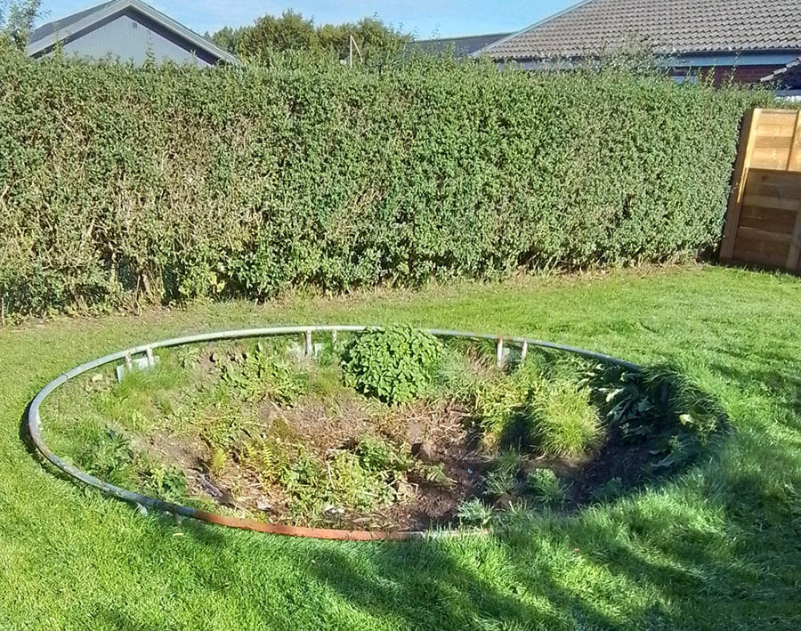 Trampolinhul i haven før opfyldning med jord