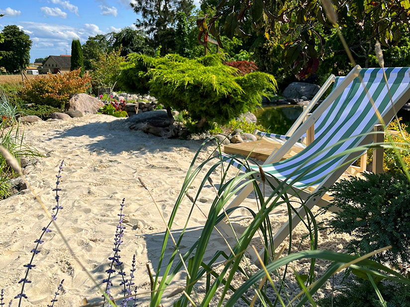 Hjemmelavet strand med strandplanter der er blevet plantet