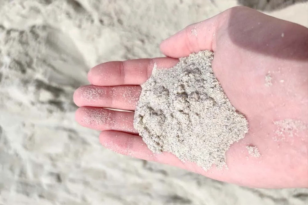 En håndfuld volleyball sand fra Sandshoppen.