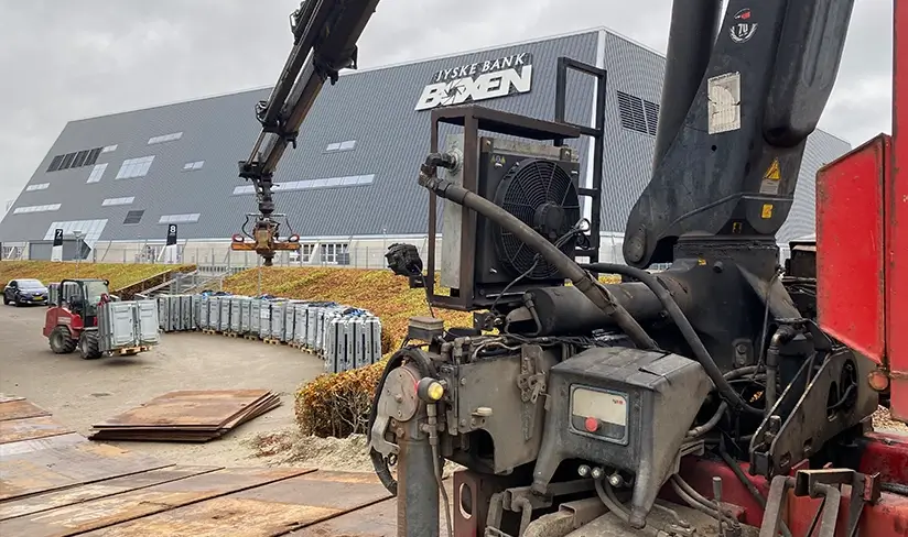 Køreplader bliver løftet af en kran fra HV-transport.