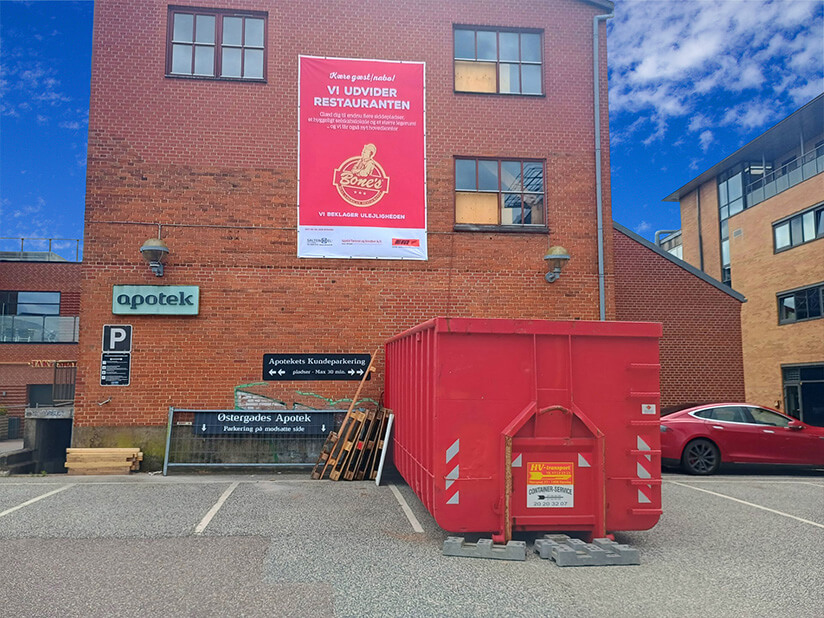 Container til byggeaffald hos Bones i Herning. Containeren er fra HV-transport i Midtjylland.