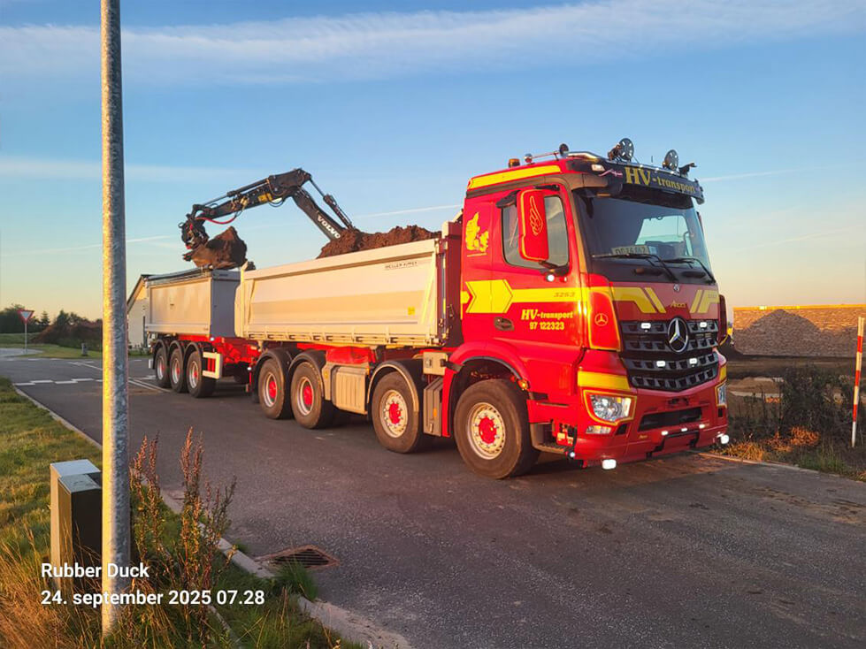 Lastbil der flytter jord med kran fra HV-transport