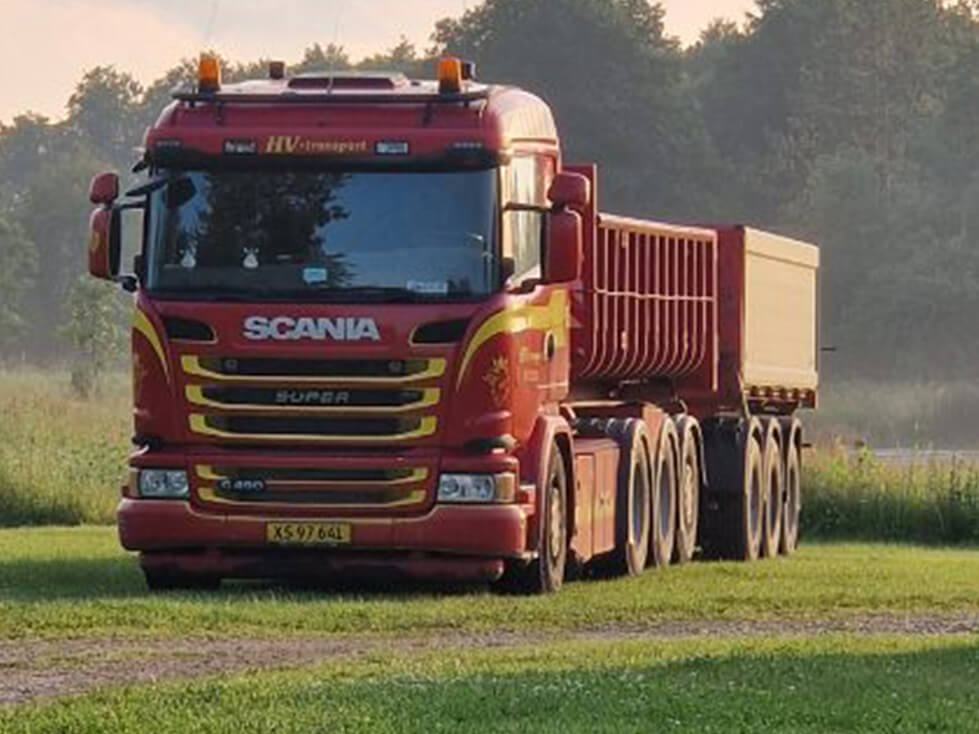 Lastbil der kører på græs