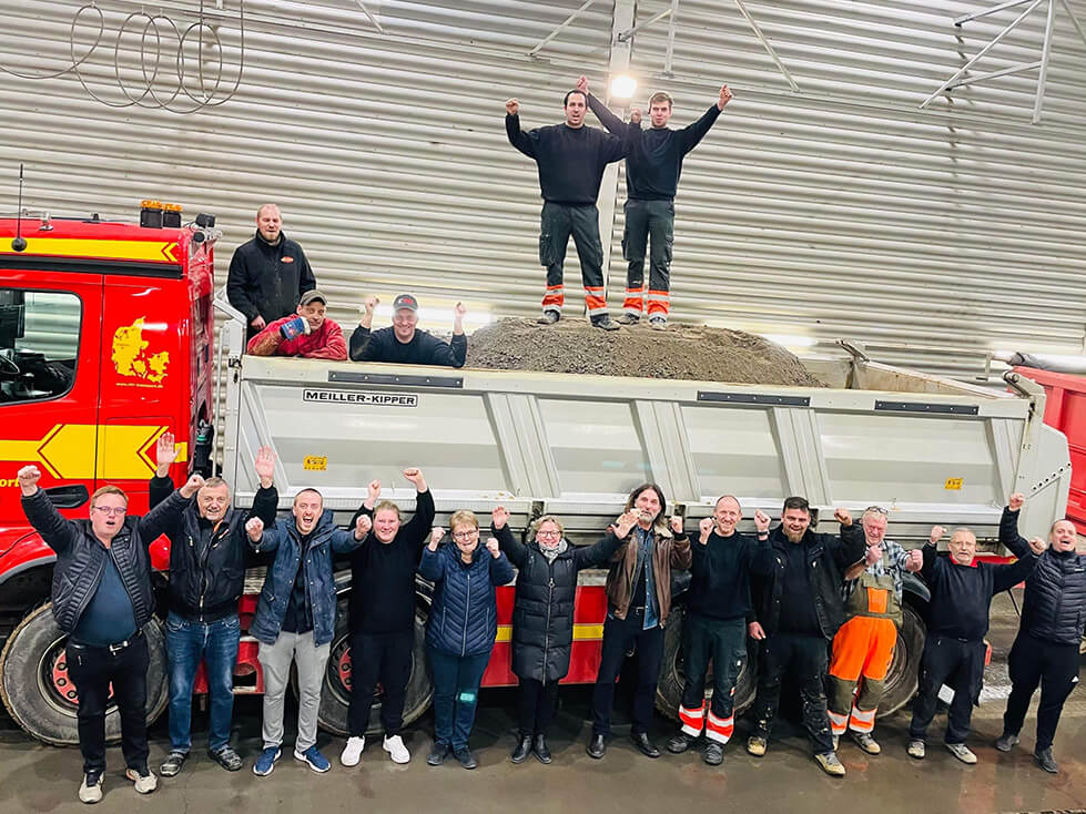 Ansatter i HV-transport, på et fællesbillede med en lastbil