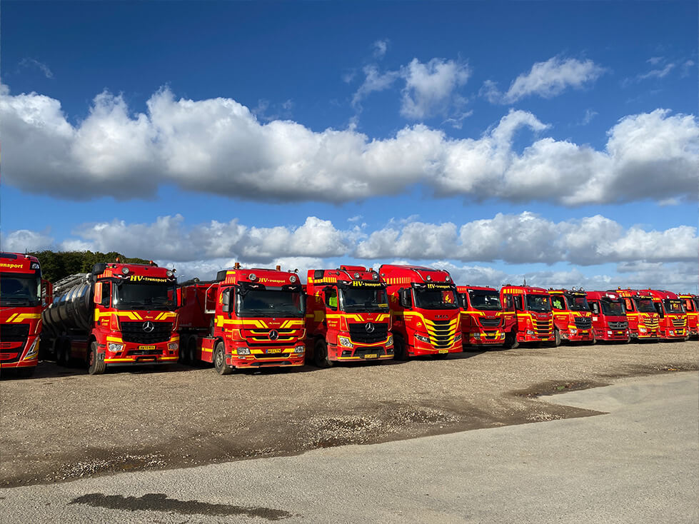 En vognpark med moderne lastbiler der står på række