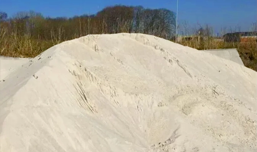 Högar av ljus strandsand hos Sandshoppen