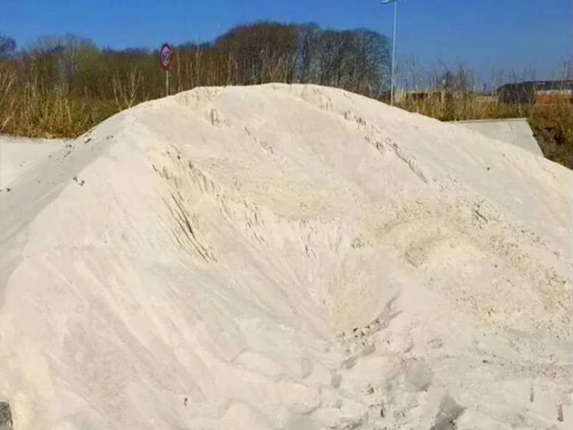 Högar av ljus strandsand hos Sandshoppen
