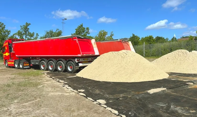 Ljus strandsand som levereras av Sandshoppen
