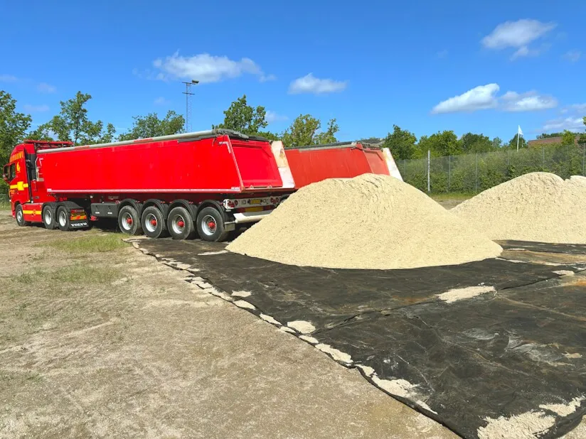 Ljus strandsand som levereras av Sandshoppen